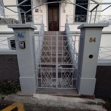 Bus Stop House 84 * 丰沙尔