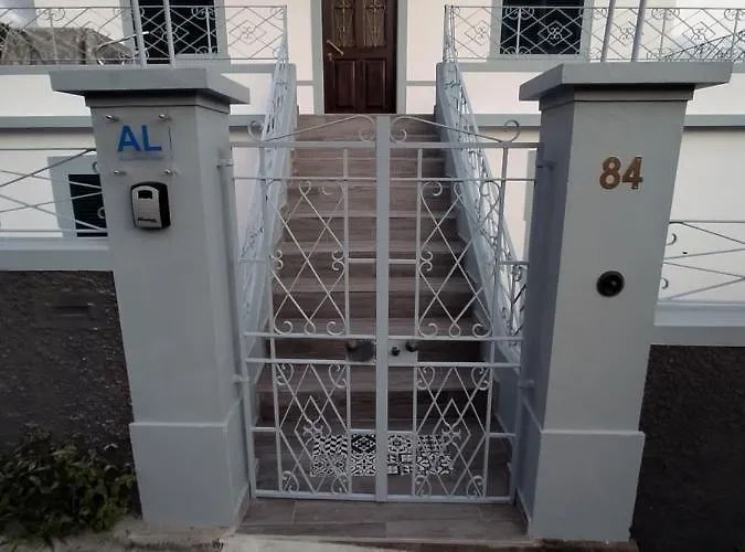 Bus Stop House 84 * Funchal (Madeira)